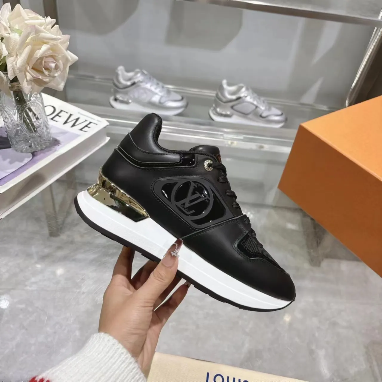 👟👟Ex-factory price 640👟👟 Men's size +10 Louis Vuitton's official website synchronizes the 2024 couple's models, this Neo Run Away sneakers are inspired by running shoes, integrating LV's iconic must-have shoes into the trend. This version is a 1:1 replica of the original version, reinterpreting Damier canvas with cow leather and mesh fabrics, highlighting its simple lines and unique wedge outsole. The main details include the LV initials on the side and the engraved gold heel stabilizer on the back plus a hidden insole. 2cm. Sizes 35-42, 39-46. Full package. High version. New and old customers are welcome to inquire.